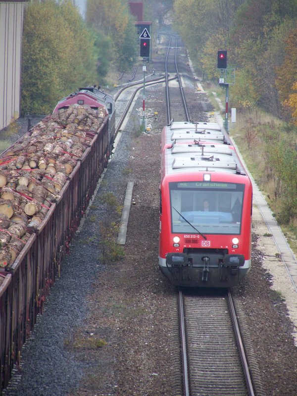 650 313-0 fuhr am Morgen des 27.Oktober 2007 als RE nach Crailsheim in den Bahnhof Knigsbronn ein, dort wartete schon der Rd Tiger der Osthannoverschen Eisenbahn AG OHE auf die Weiterfahrt.