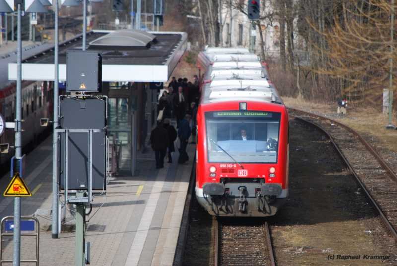 650 313-0 kommt in einer beachtlichen 3er-Garnitur 650er am 04.03.09 aus Ehingen auf Gleis 5 am Bahnhof Memmingen an. Kurz darauf macht sich der Regioshuttle-Wurm wieder auf den Rckweg.