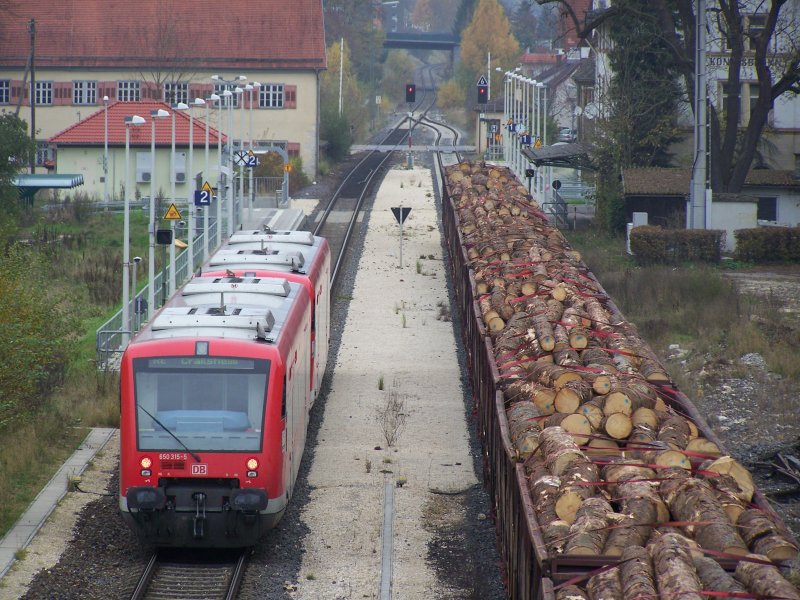 650 315-5 fuhr am Morgen des 27.oktober 2007 als RE nach Crailsheim. Hier bei der Einfahrt in den Bahnhof Knigsbronn. Rechts rollt schon der Holzzug, gezogen von einem Red Tiger der OHE, aus dem Bahnhof heraus.
