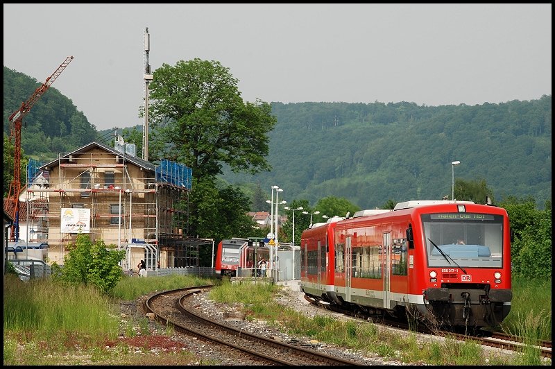 650 317 und ein weiterer 650er sind unterwegs nach Ulm Hbf. Aufgenommen am 28.Mai 2008 in Oberkochen.