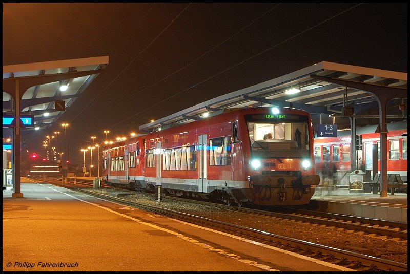 650 324-7 und 650 101-9 sind am Abend des 29.10.07 als RE 22557 von Crailsheim nach Ulm Hbf unterwegs, hier beim Aufenthalt auf Gleis 3 des Aalener Bahnhofs.