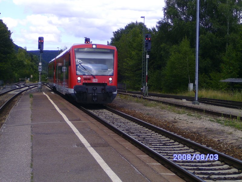 650 324-7 und 650 109-2 sind am 3.8.2008 zwischen Ulm und Ehingen eingesetzt. Hier bei der Einfahrt in den Bahnhof von Schelklingen.