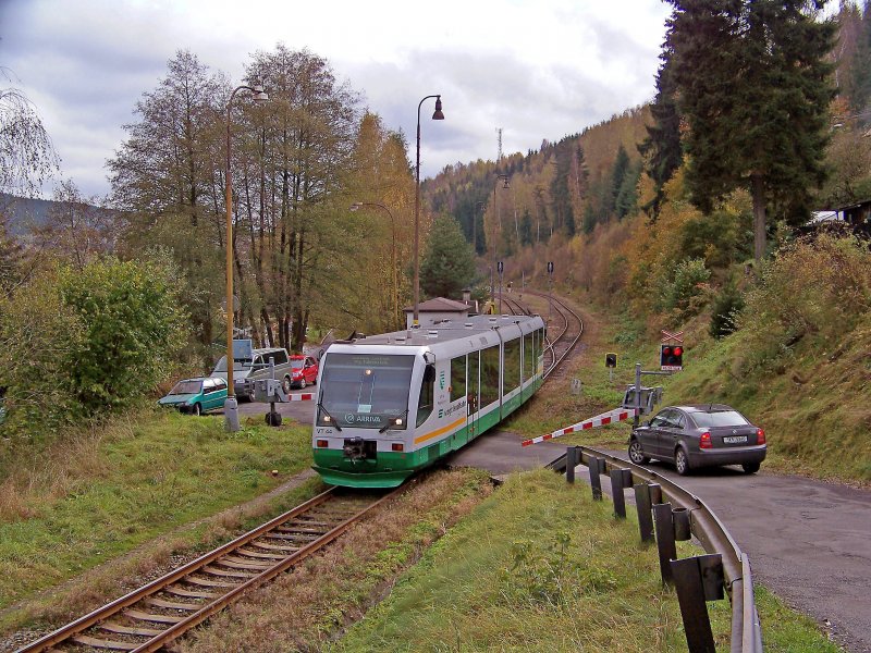 654 044 (VT44) als VIA83144 in Graslitz, Ausfahrt Richtung Klingenthal, 23.10.09. Im Hintergrund das Bahnhofsgelnde.