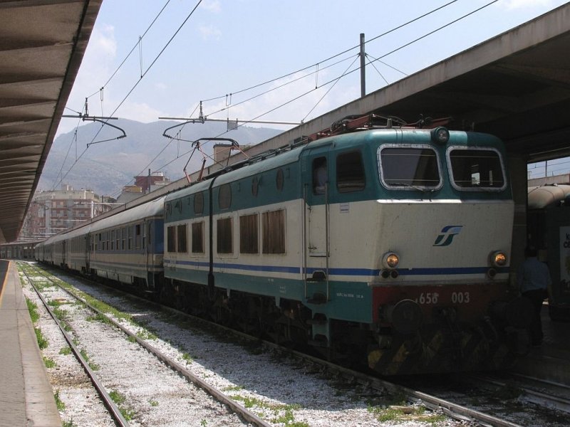 656 003 auf Bahnhof Palermo Centrale am 29-5-2008.
