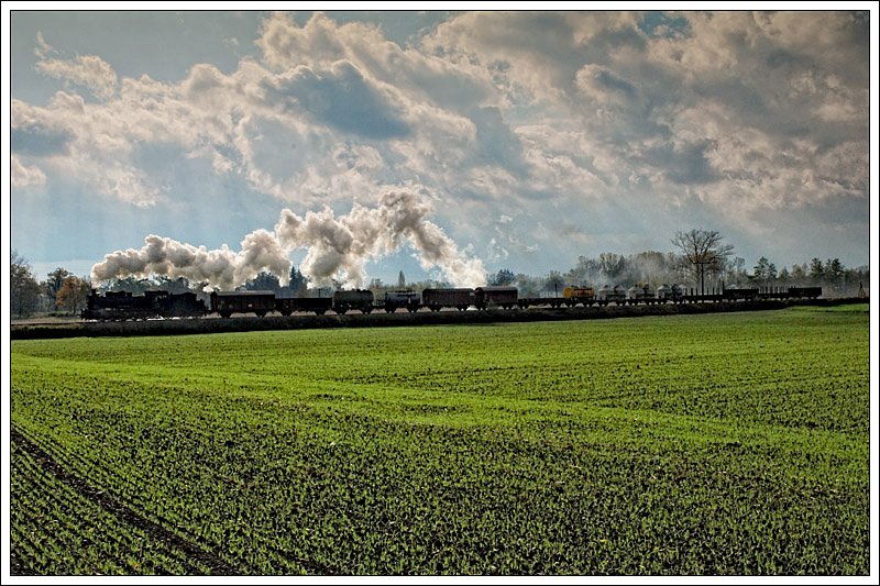 657.2770 der �GEG, welche f�r eine Fotodampfveranstaltung rund um M�hldorf als 57 2770 umbezeichnet wurde, am 17.10.2008 mit einem Fotog�terzug kurz vor Sulzbach am Inn aufgenommen.
