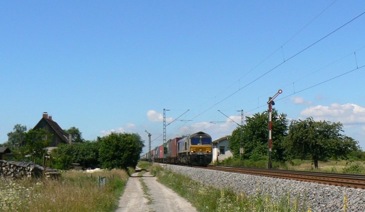 66 05 der ERS fhrt mit ihrem Containerzug von Basel Richtung Belgien. Gerade befindet sie sich in Forcheim auf dem  Durmersheimer Zweig  bei Karlsruhe. Leider ist der sehr fotogene Teilabschnitt Karlsruhe-Durmersheim-Rastatt im Gegensatz zum Ettlinger Zweig sehr  Gterzuglos ....