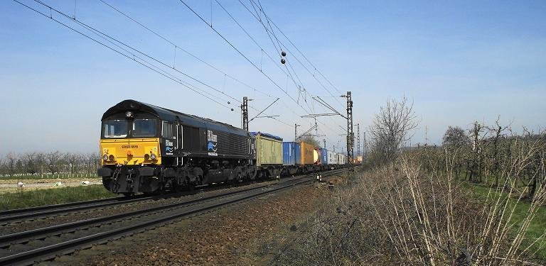 66 16 war am 5. April 2007 an einem DGS nach Basel auf der KBS 702 bei Denzlingen (b. Freiburg) unterwegs. Sie geh�rt der MRCE und ist zur Zeit f�r ERS Railways unterwegs.