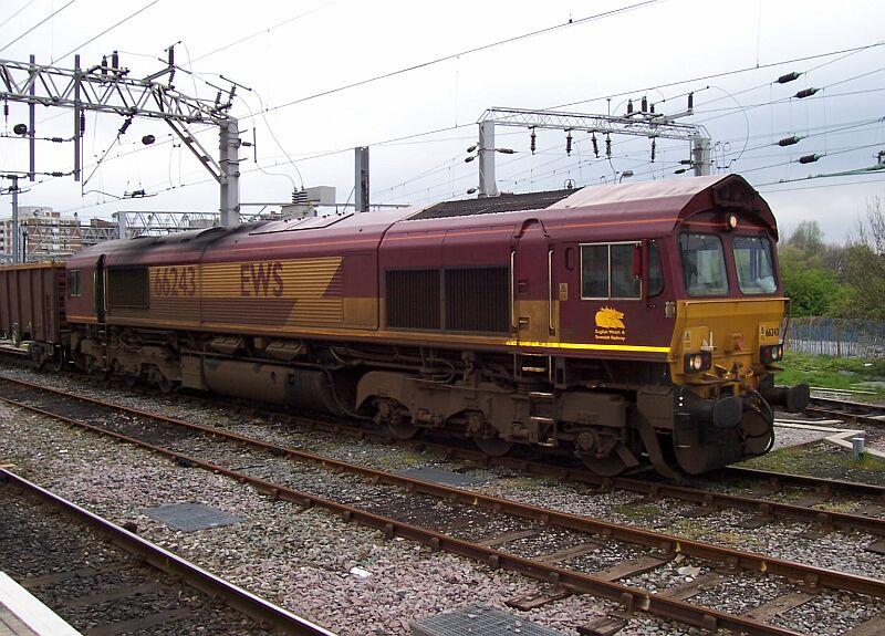 66 243 EWS mit Eaos-Ganzzug wartet am 20.04.2005 im Bahnhof Stockport auf die Ausfahrt in Richtung Manchester.