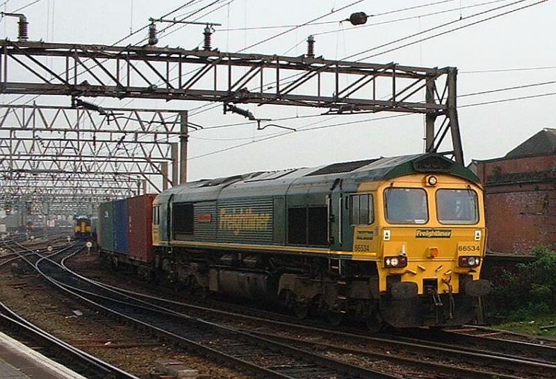 66 534 Freighthner mit Containerzug zweigt am 22.04.2005 im Bahnhofs-Vorfeld von Manchester Piccadilly in ein Durchgangsgleis in Richtung Westen (Liverpool) ab. Piccadilly hat 12 Kopfgleise und 2 Durchgangsgleise, alle mit Bahnsteigen, letztere werden auch von Gterzgen benutzt.