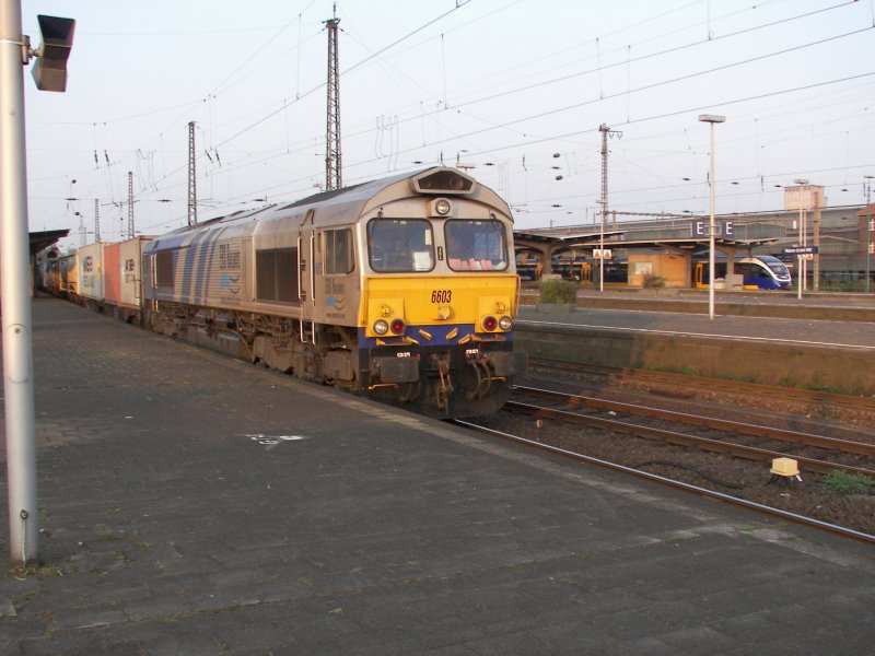6603 (Class66) der ERS Railways durchfhrt mit einen Containerzug Wanne-Eickel HBf. 11.04.2007
