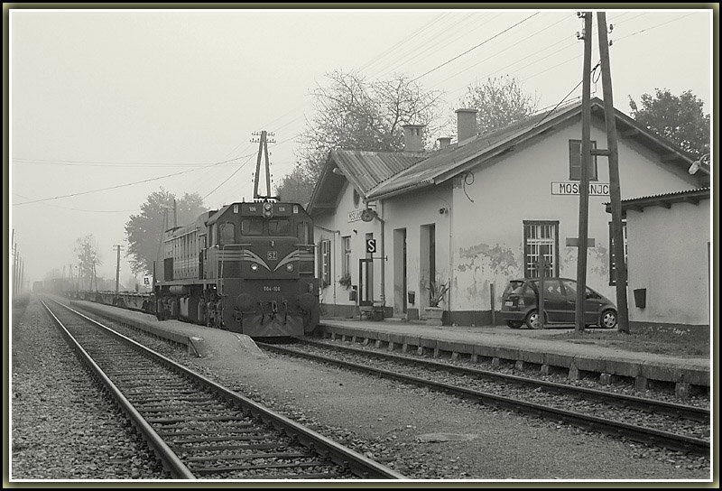664-106 vom Grenzbahnhof zu Ungarn Hodos kommend bei der Einfahrt in Moskanjci am 12.10.2006.