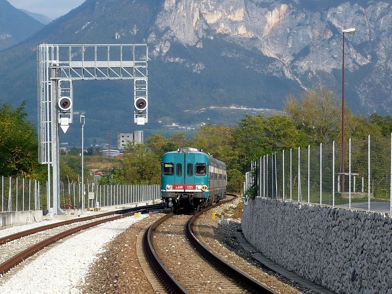 668 1225 fhrt am 10.10.2007 von Bassano Grappa kommend in den Bahnhof Borgo Est ein.