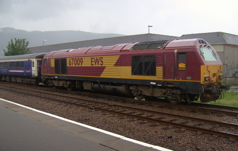 67009 mit einem Zug  Caledonian Sleeper  wartet am 06.07.2009 im Bahnhof Fort William.