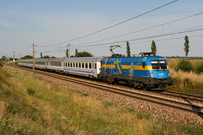 6.7.08 Heutzutage (in der Fahrplanperiode 2008/09) sind die Warschauer Schnellz�ge in der Hand der 1014er. In der vorherigen Fahrplanperiode sah das v�llig anders aus, hier dominierte der Taurus. An dem Tag kam sogar die sch�ne Schwedin daher. Hier die 1116 029 am EC 105 von Warschau nach Wien S�dbahnhof Ostseite.