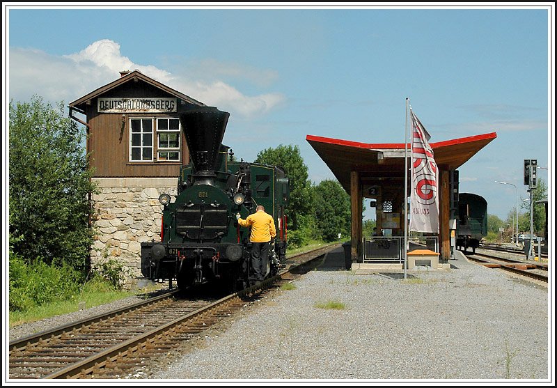 671 am 30.6.2006 beim der Lokwendefahrt im Bahnhof Deutschlandsberg. In Deutschlandsberg konnte das alte Stellwerk vor dem Abriss gerettet werden.