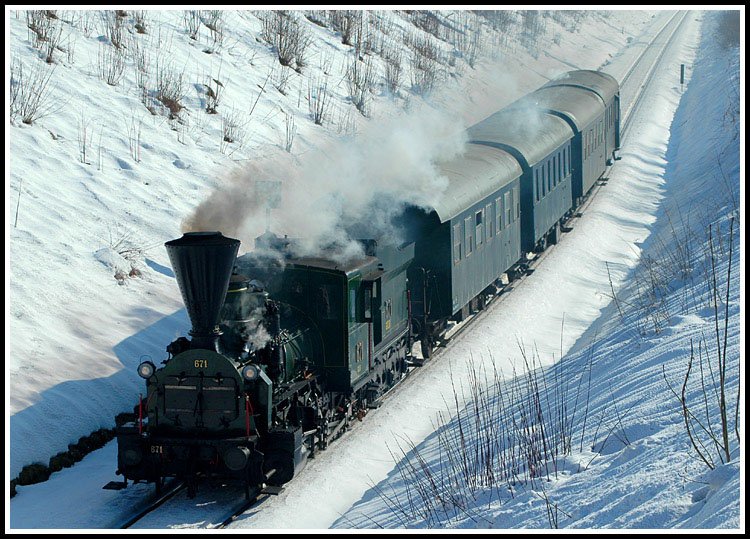 671 der GKB (Bj 1860) mit ihrem Sonderzug R 8516 am 5.2.2006 bei der R�ckfahrt von Wies-Eibiswald nach Graz beim Einschnitt in Leibenfeld kurz vor Deutschlandsberg.