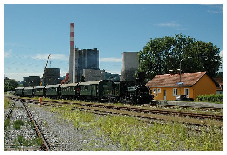 671 der GKB mit ihrem SPz 8427, von Graz auf dem Weg nach Kflach, aufgenommen am 30.6.2006 bei der Durchfahrt in Brnbach. Im Hintergrund ist das Braunkohlekraftwerk Voitsberg 2 zu sehen.
