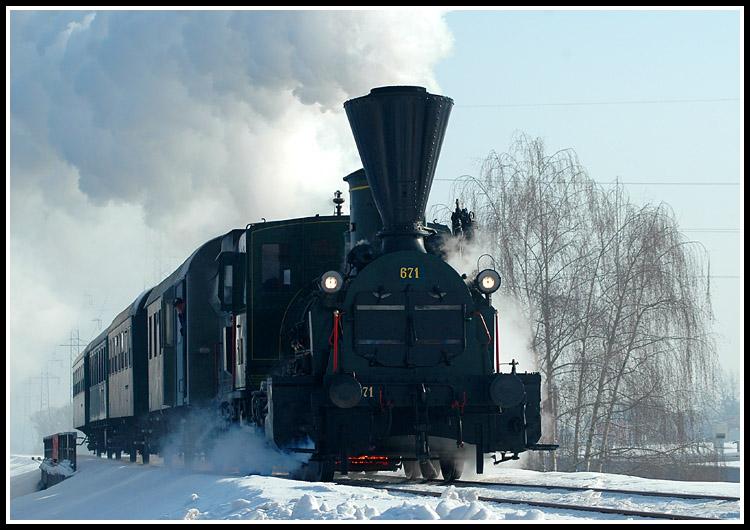 671 mit bei der Einfahrt in Deutschlandsberg am 5.2.2006. In diesem Fall habe ich mich absichtlich auf die Seite gestellt, die von der Sonne nicht angescheint wird. Der Grund: Man hat in dieser Position einen schnen Blick auf den Aschenkasten!