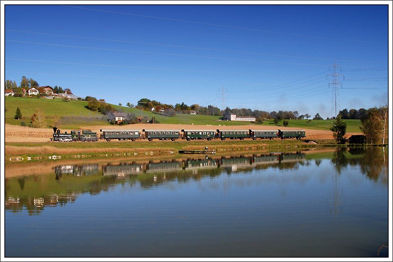 671 mit dem Spz 8524 von Wies-Eibiswald nach Graz anlässlich der Feierlichkeiten 135 Jahre Wieserbahn auf der GKB, aufgenommen am 5.10.2008 bei den Teichen in Kressbach kurz vor Deutschlandsberg. In Deutschlandsberg, wo ein längerer Halt eingelegt wurde, fand nach Ankunft der beiden Sonderzüge ein Festakt am Bahnhofsvorplatz statt.