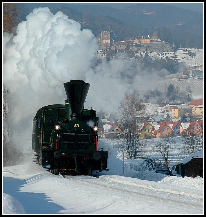 671 mit ihrem Sonderzug R 8515 von Graz nach Wies kurz nach dem Bahnhof Deutschlandsberg auf der Leibenfelder H�he. Im Hintergrund ist die Burg von Deutschlandsberg zu sehen