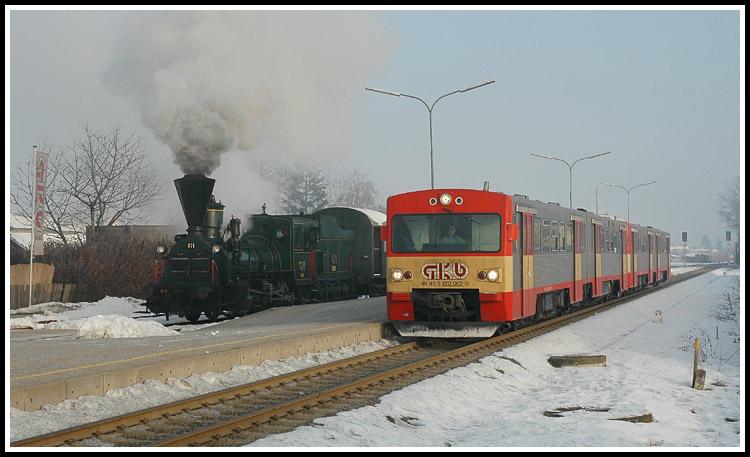 671 wartet mit ihrem Sonderzug 8515 im Bahnhof Stragang am 5.2.2006 auf den Regionalzug R 8553 nach Wies und Kflach um ihn vorbei zu lassen. 