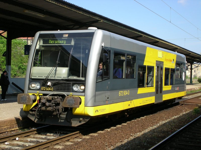 672 904-0 der DB Regio Tochter Burgenlandbahn kam bei strahlendem Sonnenschein am 30.04.2008 gerade aus Querfurt in Merseburg an. 