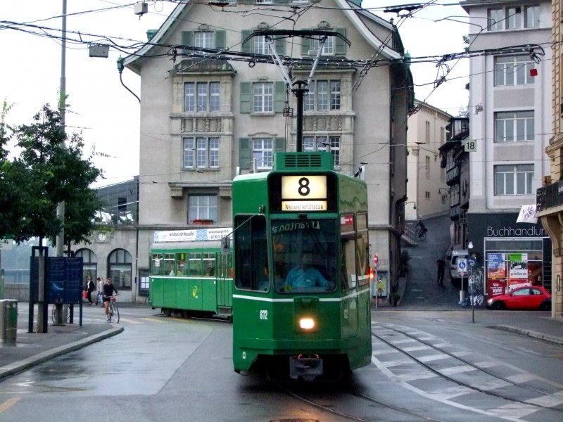 672 ist um 6:59 als Linie8 mit Ziel Neuweilerstrae unterwegs; 080901