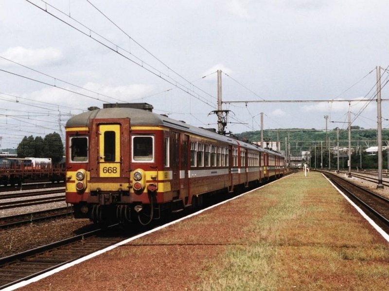 686 und 668 mit L-zug Maastricht-Lige Guillemins auf Bahnhof Bressoux am 16-5-2001. Bild und scan: Date Jan de Vries. 