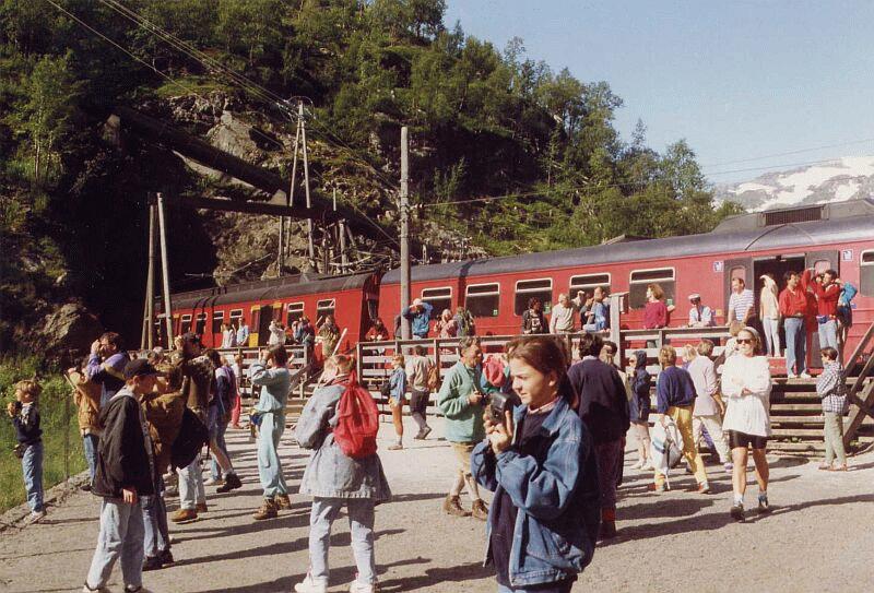 69 001 hlt am 08.08.1993 in der Touristen-Station  Wasserfall  zwischen Flam und Myrdal.