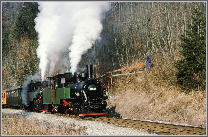 699.01 und Lok 4 mit Sonderzug beim Wasser fassen irgendwo zwischen Doren-Sulzberg und Egg. (Archiv 10/78)