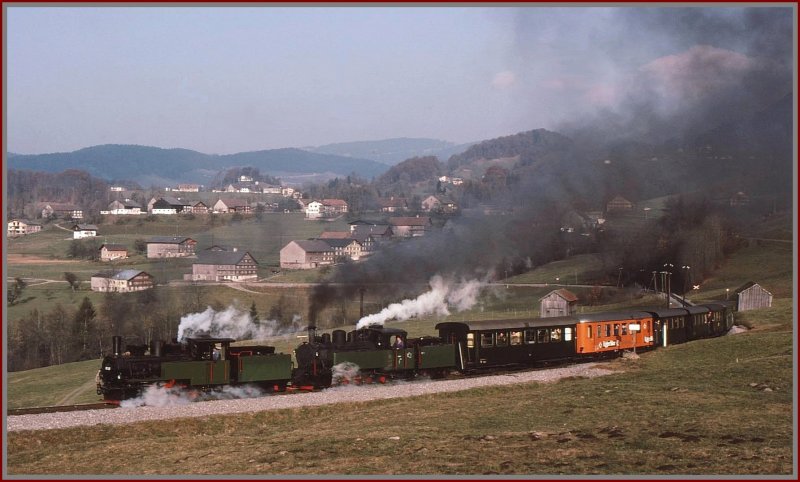 699.01 und Lok 4 mit Volldampf an einem schnen Herbsttag oberhalb von Egg. (Archiv 10/78)