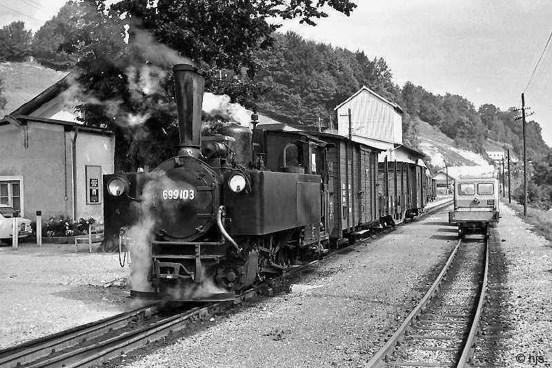699.103 mit Gterzug in Grnburg (31. August 1972)