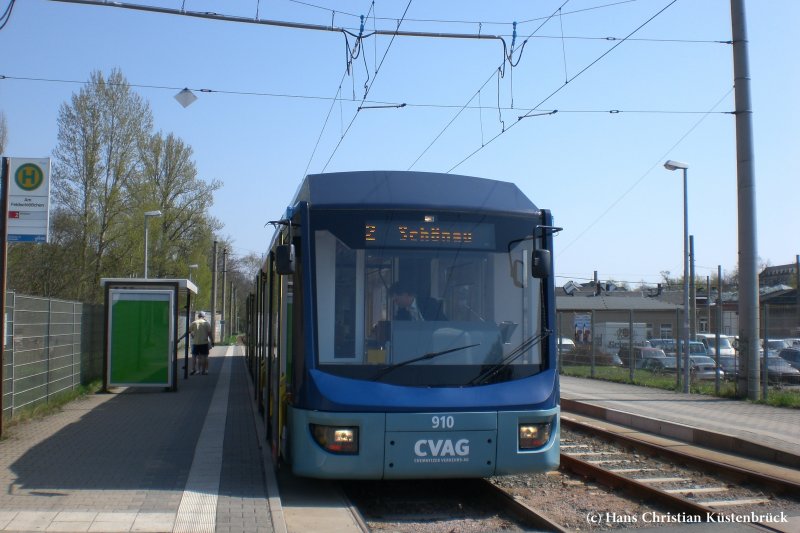 6NGT-LDZ Triebwagen 910 an der Haltestelle  Am Feldschlchen . Dort befindet sich auch das Straenbahnmuseum Kappel. (11.4.2008)