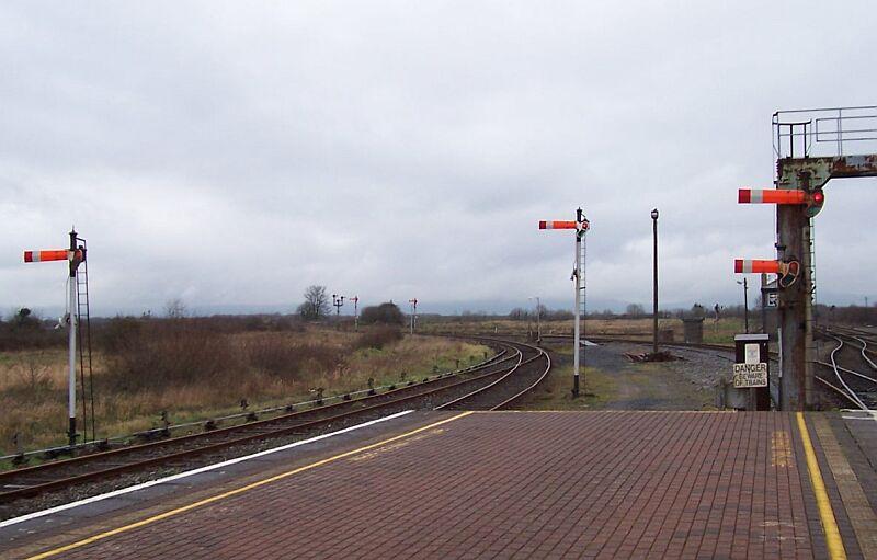 7 Formsignale, davon 1 Zwei-Flgel-Signal, am 16.02.2005 in Limerick Junction. Die linke, eingleisige Strecke fhrt nach Limerick - Ennis, die rechte, zweigleisige Strecke nach Kildare - Dublin Heuston. 