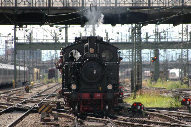 70 083 dampft am 19.07.09 in den Mnchner Hbf