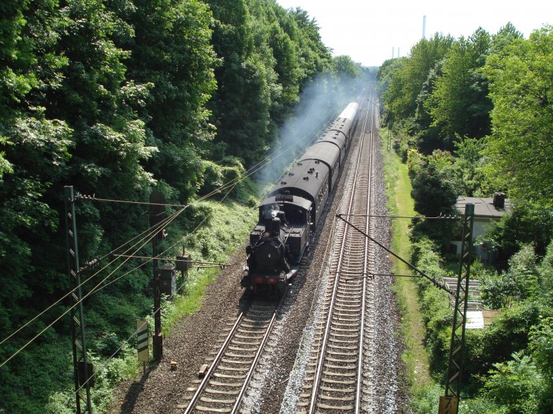 70 083 des Bayerischen Localbahnvereins dampft am 01.06.09 mit ihrem Sonderzug im Rahmen der  Mnchner Brckenfahrten  am Nockherberg vorbei. 