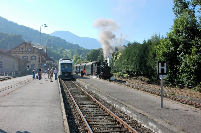70 083 des Localbahnvereins Landshut am 31.08.08 beim andocken an einen Sz nach Holzkirchen und VT 105 aus Mnchen in Tegernsee
