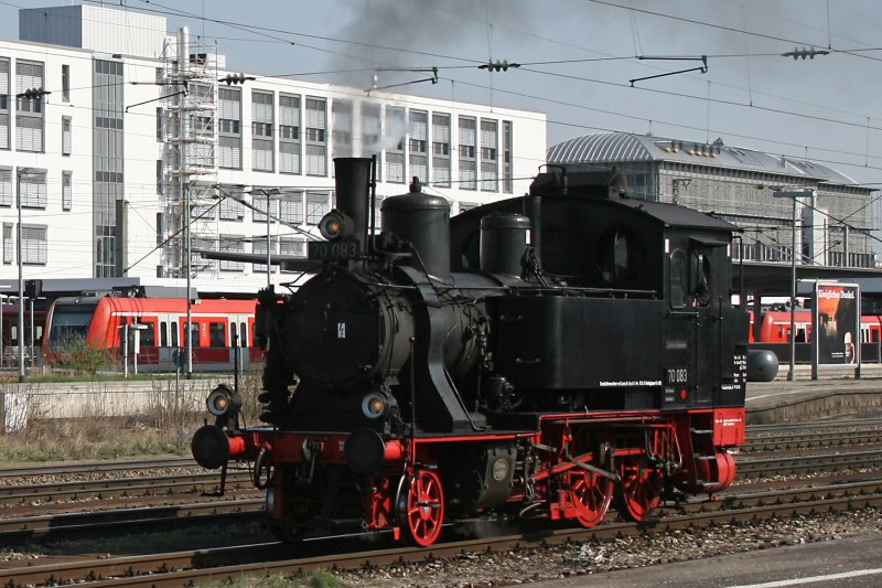 70 083 sollte am 13.04.2009 die Sonderzge “Rund um Mnchen“ bespannen. Aufgrund von Brandgefahr wurden die Zge nicht mit 70 083 sondern mit 169 005 gefahren. 70 083 blieb in Mnchen Ost und fuhr dort ein paar Mal durch den Bahnhof, wie hier auf dem Bild.