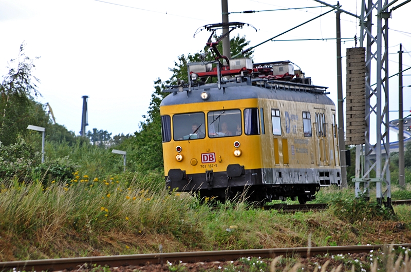 701 167 fast wie auf der Flucht, aber der Feierabend naht.
Hier auf der Fahrt vom R�gendammbahnhof/Stralsund zum Hbf und
anschlie�end ins ehem. Bw zum abstellen am 12.08.09