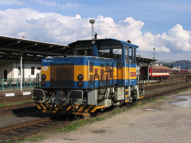 704 002-5 auf Bahnhof Liberec am 11-7-2007.