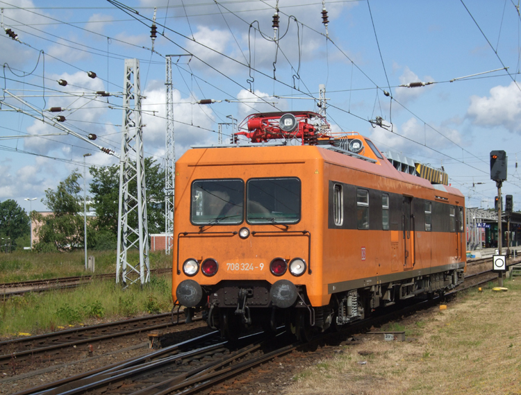 708 324-9(Oberleitung-Revisionstriebwagen)beim Rangieren im Rostocker Hbf.Aufgenommen am 20.06.09