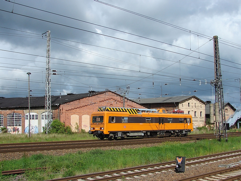 708 324 flchtet vor dem herannahenden Gewitter in ihr sicheres Bahnstromwerk. Hier bei der Vorbeifahrt am ehemaligen BW Stralsund. (23.05.09)