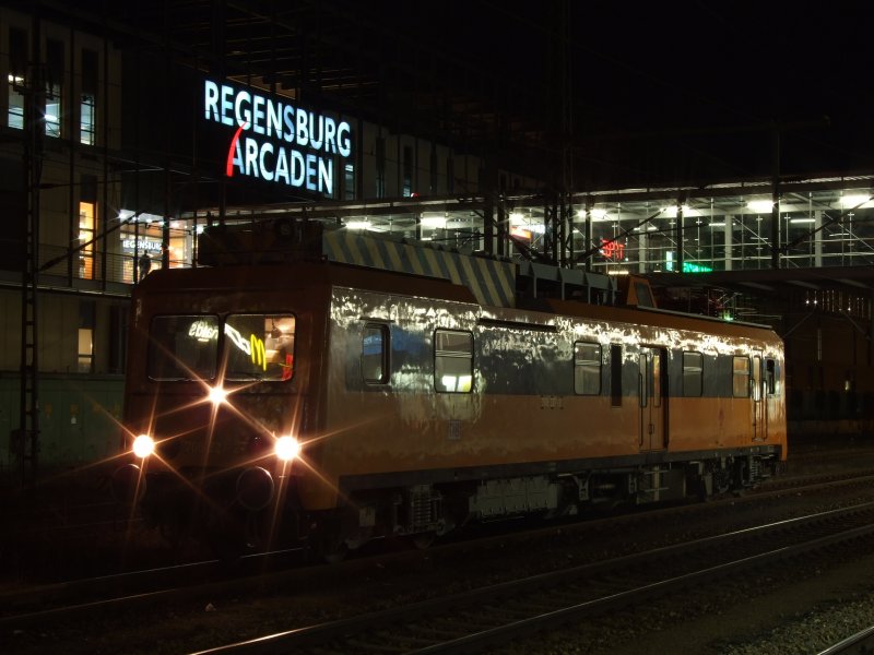 708 327 steht am Abend des 18.02.2008 vor den Regensburg Arcaden am Regensburger Hbf und wartet auf seine Weiterfahrt