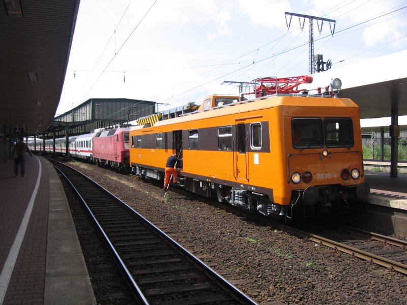 708 331 steht am 28.06.2007 in Duisburg Hbf kurz vor 120 149 mit dem kaputten Pantho.