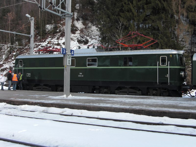 70er Jahre in Kitzbhel... Die 1010.10 wartet in Kitzbhel Hbf auf den Abfahrtsbefehl Richtung Wien am 24.01.2008