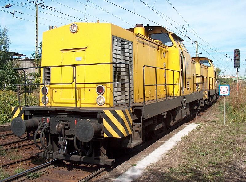 710 656-0 und eine Schwesterlok rangieren am 10.09.04 im Bf Ammendorf.