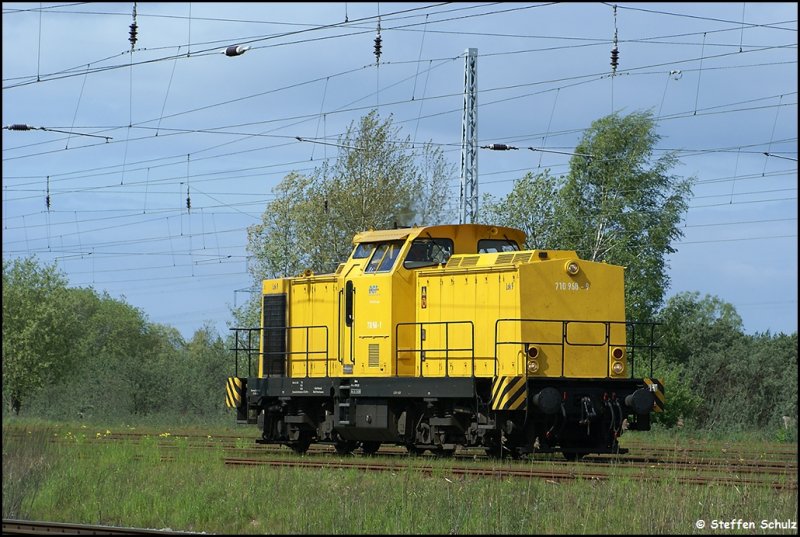 710 689 beim rangieren im Rostocker Seehafen auf Hhe des Hp dierkow am 04.05