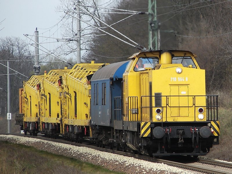 710 964 der DGT mit einem kurzen Bauzug bei der Anfahrt auf den Ausweich Stralsund-Langendorf. (05.04.07)  
