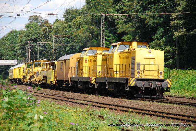 710 965-5 (DGT) und 710 967-1 (DGT) fahren am 18. August 2009 um 15:41 Uhr zusammen mit einem BZ durch Duisburg Neudorf