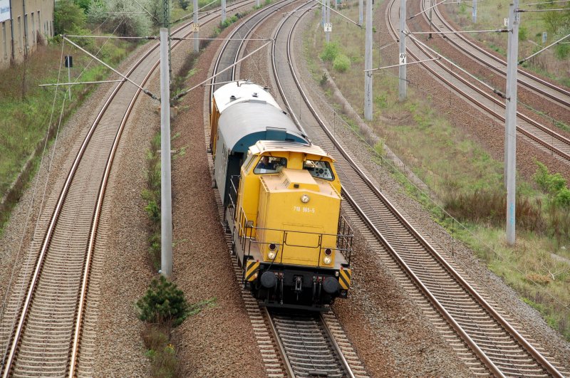 710 965 der DGT durchfhrt mit 2 Bauzugwagen am 26.04.09 Bitterfeld Richtung Berlin.